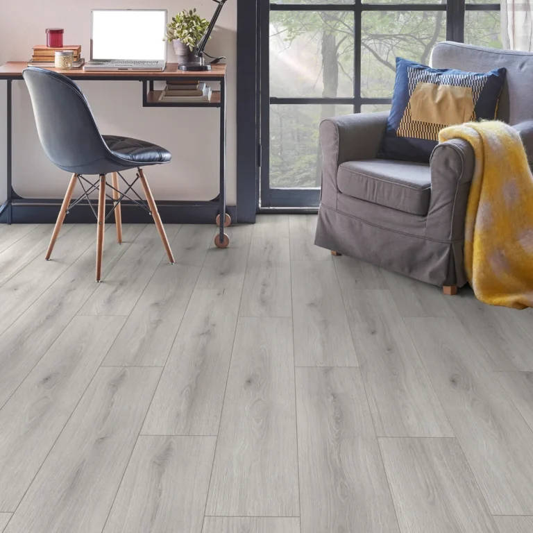 Πάτωμα laminate Dove Cantal Oak AC4 σε γκρι απόχρωση με πάχος 8mm